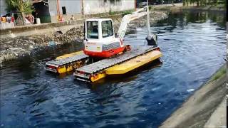 mini swamp excavator  amfibi di Makassar Sulawesi  Indonesia Ultratrex AX110 LRP screenshot 3