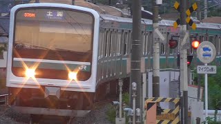 常磐線 E501系K704編成 576M 普通 土浦行き 泉-植田間の横山踏切を通過