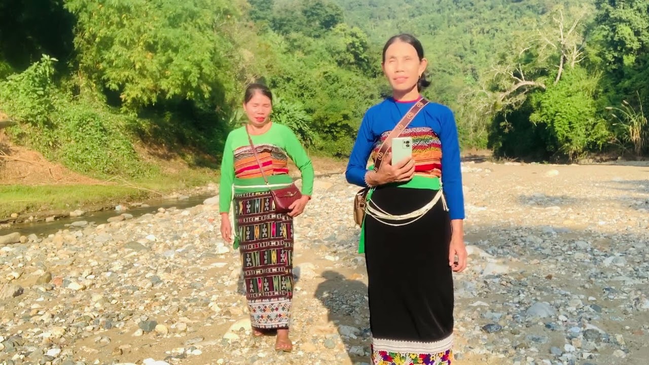 Hai mẹ con đi chơi cảnh suối con khắp dân tộc Thái Mường lát