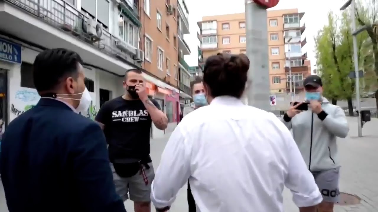 Un grupo de estética de neonazi increpa a Iglesias en Coslada