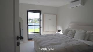 Vacker Vitputsad Villa Med Svarta Fönster - Nordiska Fönster