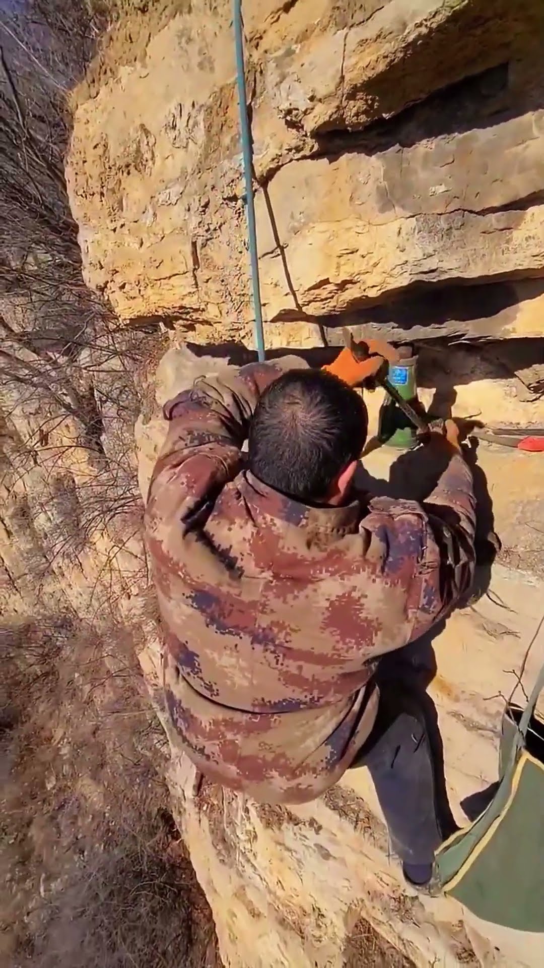The process of mining rock with hydraulic jacking- Good tools and machinery make work easy