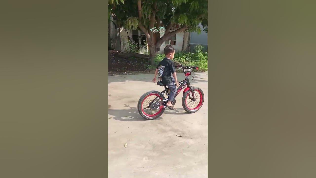 Bersepeda lepas tangan#sepeda #subscribe #shorts #ahsan#slowmotion