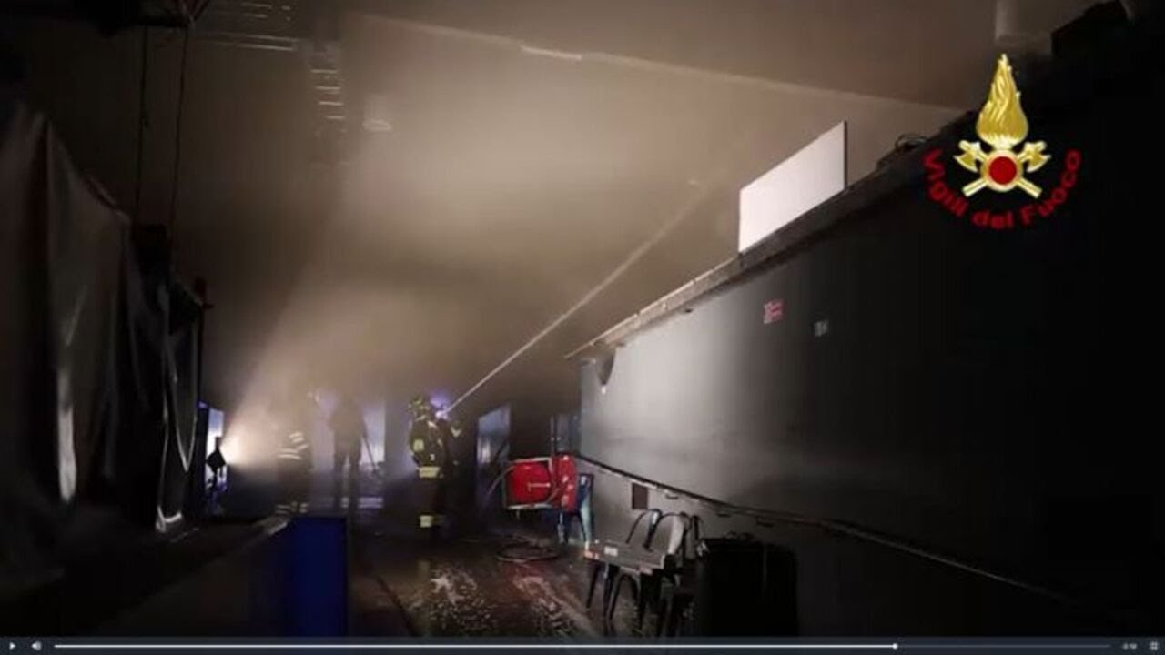 Firenze, a fuoco nella notte il teatro Viper. Allarme esalazioni