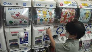Anak bermain gashapon pokemon di Qbic dapat Vaporeon