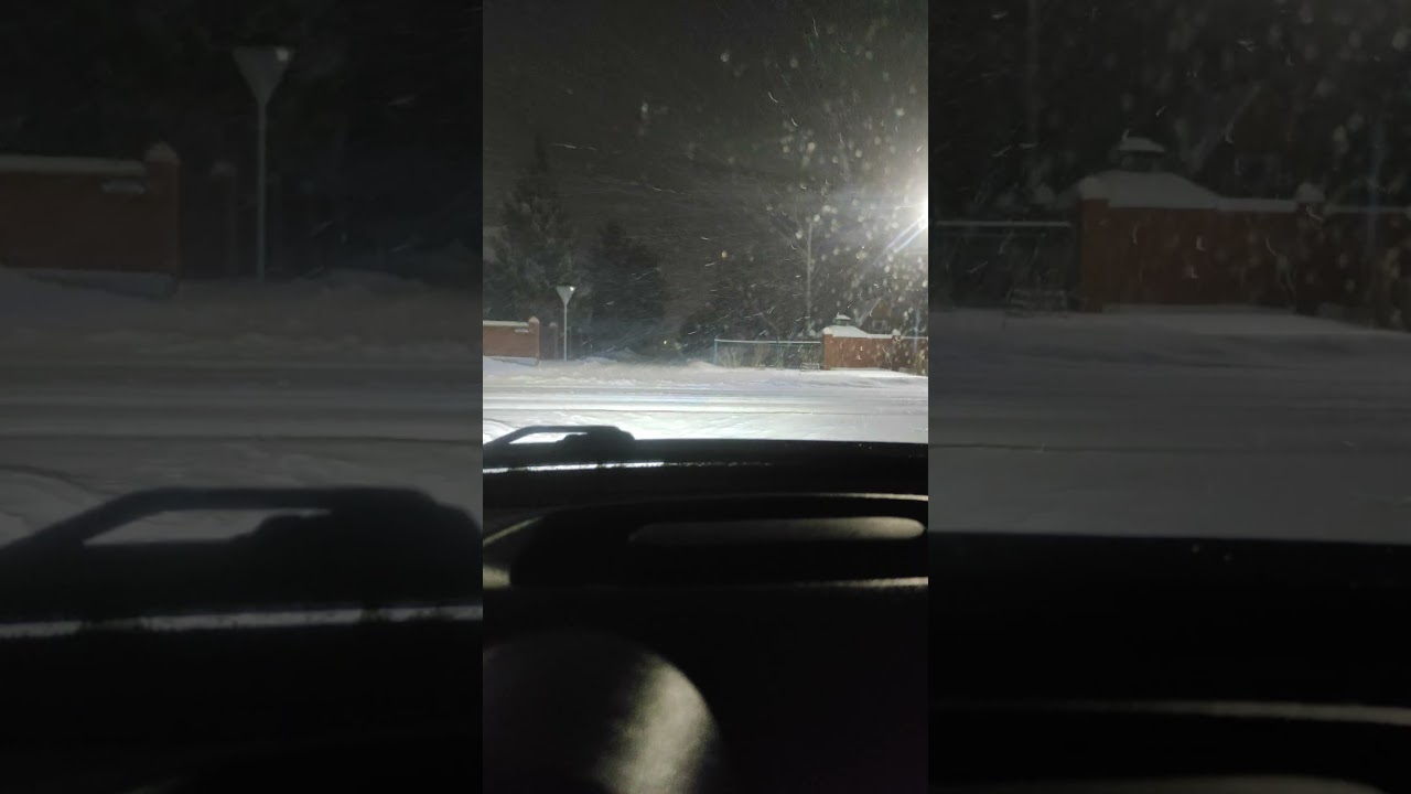Движение в тёмное время суток при обильном снегопаде...