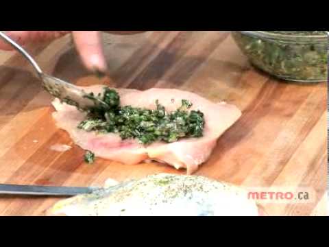 poitrines-de-poulet-à-la-persillade,-tomates-cerises-grillées-et-sauce-yogourt-à-la-menthe