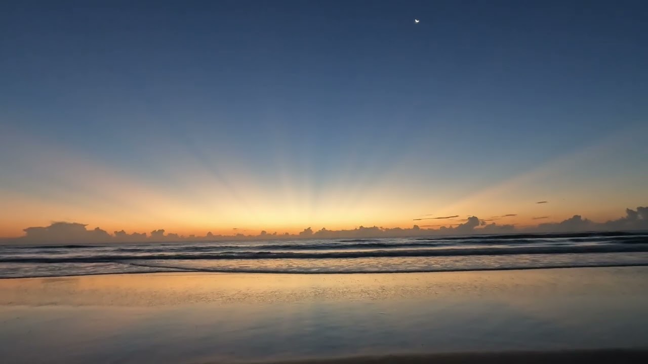 SUNRAYS AT SUNRISE 🌅 CRESCENT MOON 🌙 