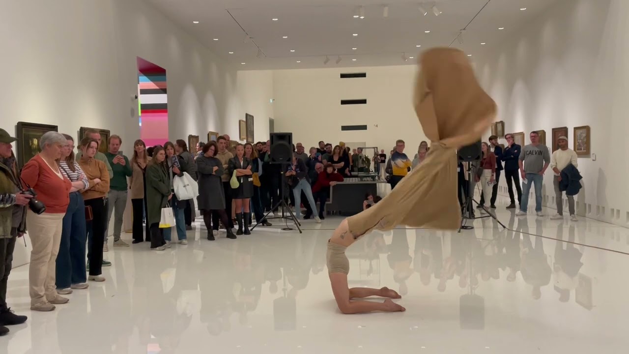 Fragment uit de voorstelling Bare Body van Jakobe Geens en Margot Jansens