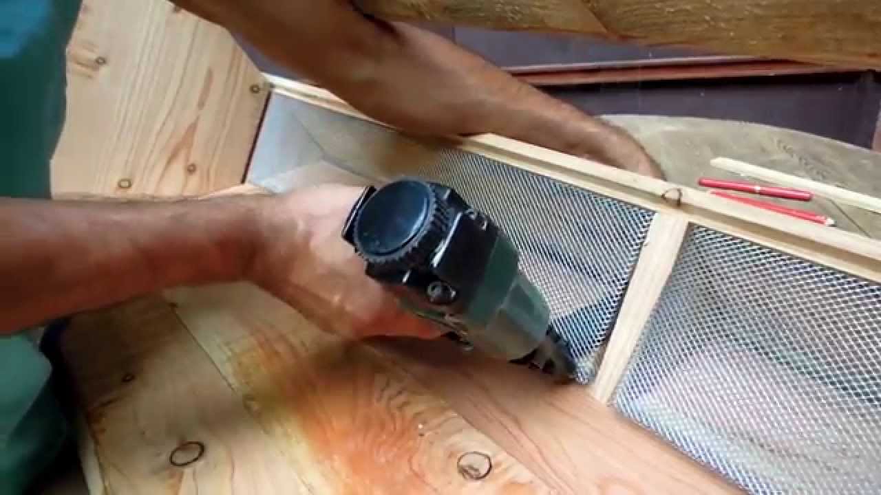 Ruche TBH ou ruche kenyane - partie 5 : pose du grillage anti-varroa