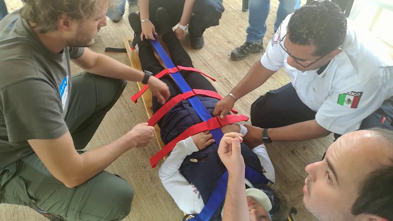 Cómo subir a una persona a la camilla (lesion de columna)