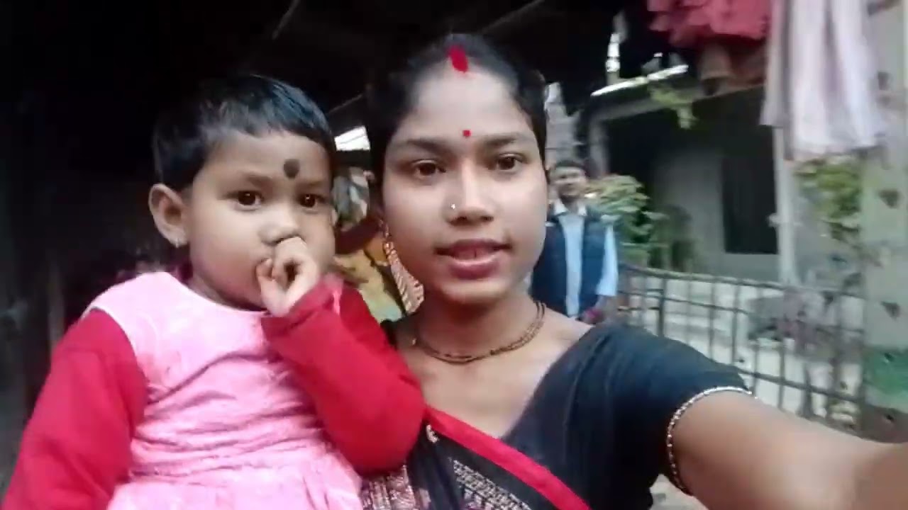 ঘরে নাই নুন আবার এদিকে করছে শপিং। সবাই মিলে বাড়ির পাশে শিব পুজোর মেলাতে গেলাম।