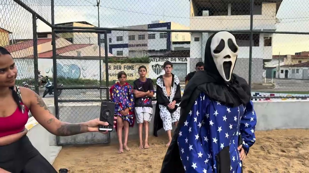 O papangu que pegar as bolinhas em menos tempo ganha uma máscara