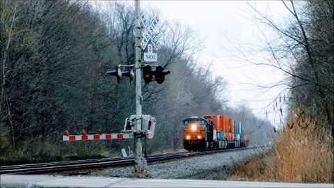 Short 16 Wells - 60MPH CSX Intermodal Q157 - ES40DC #5332 & ET44AH #3282 - Unionville OH Apr 2019