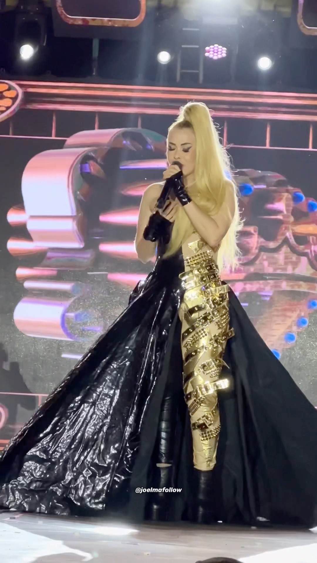 Joelma usa novo figurino e encanta os fãs cantando Deixa eu Sonhar