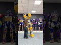 A 2.5 meter real person wears the Bumblebee mecha and bought it in the early 1000s. Popular on D