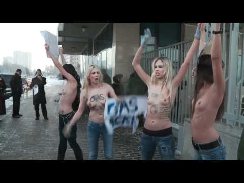 Femen Moscow Protest Performance ÐÐ°ÑÐ¸ ÐÐ°Ð·Ð¿ÑÐ¾Ð¼! (shut gazprom!, stop gaz blackmail) Censored on Youtube Femen: Paris Nudite - Liberte manifesto Protest dai.ly Femen Ð¿ÑÐ¾Ð²ÐµÐ»Ð¸ Ð°ÐºÑÐ¸Ñ Ð¿ÑÐ¾ÑÐµÑÑÐ° Ð½Ð° ÐºÐ¾Ð»Ð¾ÐºÐ¾Ð»ÑÐ½Ðµ Ð¡Ð¾ÑÐ¸Ð¹ÑÐºÐ¾Ð³Ð¾ ÑÐ¾Ð±Ð¾ÑÐ°. Ð¡Ð²Ð¾ÐµÐ¹ Ð°ÐºÑÐ¸ÐµÐ¹ ÑÐµÐ¼Ð¸Ð½Ð¸ÑÑÐºÐ¸ ÑÐ¾ÑÐµÐ»Ð¸ Ð²ÑÑÑÑÐ¿Ð¸ÑÑ Ð¿ÑÐ¾ÑÐ¸Ð² Ð·Ð°ÐºÐ¾Ð½Ð¾Ð¿ÑÐ¾ÐµÐºÑÐ° Ð½Ð°ÑÐ¾Ð´ÑÑÐµÐ³Ð¾ÑÑ Ð² Ð¿Ð°ÑÐ»Ð°Ð¼ÐµÐ½ÑÐµ Ð£ÐºÑÐ°Ð¸Ð½Ñ. dai.ly ÐÑÐ¾Ð½Ð¸ÐºÐ½ÑÐ² Ð½Ð° ÑÐµÑÑÐ¸ÑÐ¾ÑÐ¸Ñ ÑÑÐ°Ð±-ÐºÐ²Ð°ÑÑÐ¸ÑÑ ÑÐ¾ÑÑÐ¸Ð¹ÑÐºÐ¾Ð³Ð¾ Ð³Ð°Ð·Ð¾Ð²Ð¾Ð³Ð¾ Ð¼Ð¾Ð½Ð¾Ð¿Ð¾Ð»Ð¸ÑÑÐ° Ð½Ð° ÑÐ»Ð¸ÑÐµ ÐÐ°Ð¼ÐµÑÐºÐ¸Ð½Ð° Ð² ÐÐ¾ÑÐºÐ²Ðµ, Ð°ÐºÑÐ¸Ð²Ð¸ÑÑÐºÐ¸ ÑÐ°Ð·Ð²ÐµÑÐ½ÑÐ»Ð¸ Ð¿Ð»Ð°ÐºÐ°ÑÑ "Ð¡ÑÐ¾Ð¿ Ð³Ð°Ð·Ð¾Ð²ÑÐ¹ ÑÐ°Ð½ÑÐ°Ð¶" Ð¸ "ÐÐ°ÑÐ¸ ÐÐ°Ð·Ð¿ÑÐ¾Ð¼!". ÐÐ° Ð¿ÐµÑÐ¸Ð¾Ð´ Ð¼Ð¾ÑÐ¾Ð·Ð¾Ð² Ð² ÐÐ²ÑÐ¾Ð¿Ðµ Ð¿Ð¾Ð³Ð¸Ð±Ð»Ð¸ 500 ÑÐµÐ»Ð¾Ð²ÐµÐº, Ð±Ð¾Ð»ÑÑÐµ Ð²ÑÐµÐ³Ð¾ Ð¶ÐµÑÑÐ² ÑÐ¾Ð»Ð¾Ð´Ð¾Ð² Ð¿ÑÐ¸ÑÐ¾Ð´Ð¸ÑÑÑ Ð½Ð° Ð£ÐºÑÐ°Ð¸Ð½Ñ -- ÑÐ°Ð¼ Ð·Ð° Ð¿Ð¾ÑÐ»ÐµÐ´Ð½Ð¸Ðµ Ð½ÐµÐ´ÐµÐ»Ð¸ Ð·Ð°Ð¼ÐµÑÐ·Ð»Ð¸ Ð½Ð°ÑÐ¼ÐµÑÑÑ 135 ÑÐµÐ»Ð¾Ð²ÐµÐº, Ð² ÑÐ¾ÑÐµÐ´Ð½ÐµÐ¹ ÐÐ¾Ð»ÑÑÐµ -- 82.