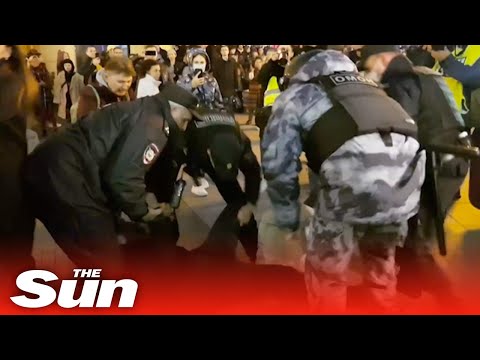 Russian riot police arrest over 1000 people in Moscow protesting mobilisation.