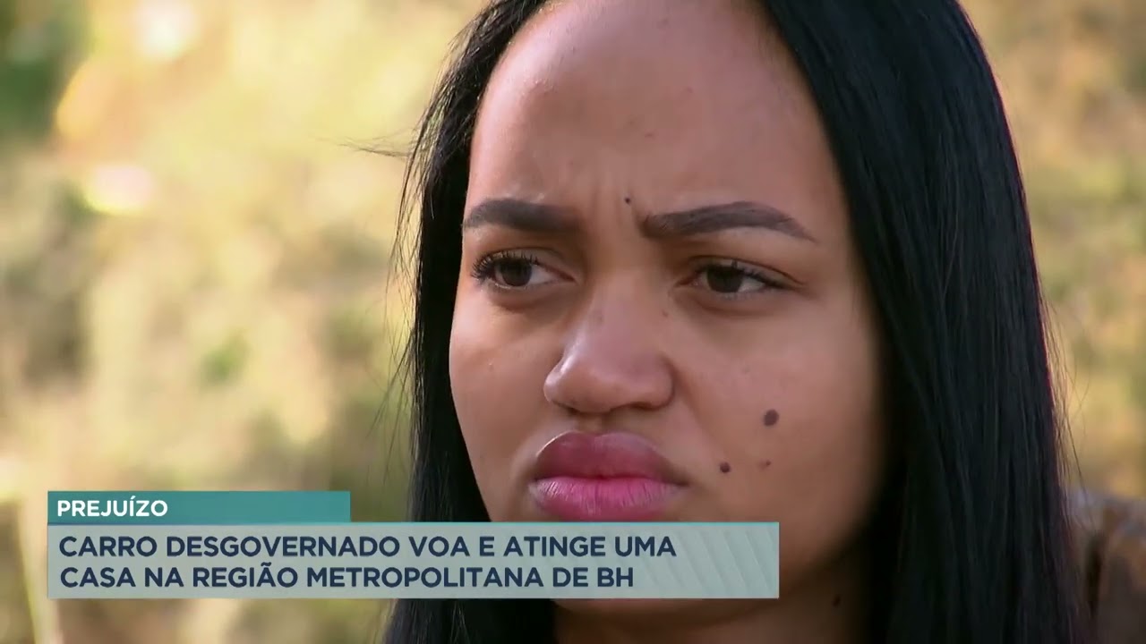 Carro desce morro e atinge telhado de casa em Sabará (MG)