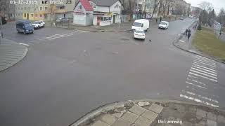 У Дрогобичі на перехресті перекинувся позашляховик. Ексклюзивне відео ДТП