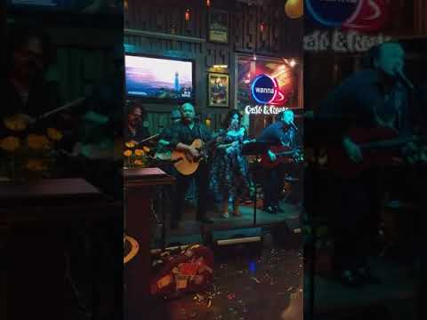 Laura panjaitan and Amigos Band...lagu MI TIERRA