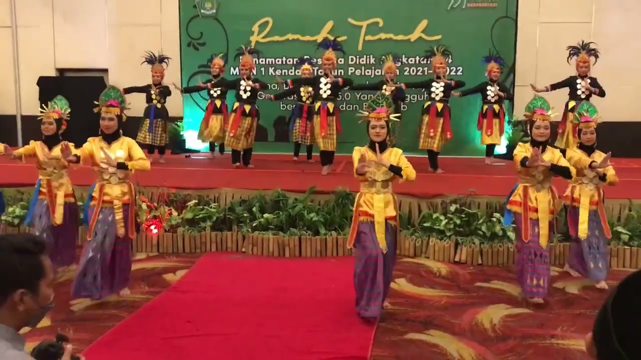 Tari Kreasi 3B Oleh Sanggar Tari MTs N 1 Kendari pada kegiatan Ramah Tamah Angkatan54 - 14 Juni 2022