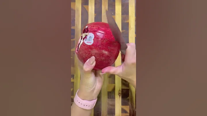 The cleanest way to de-seed a pomegranate 🌱 #trick #tip #hack #pomegranate #bentonoods #fyp