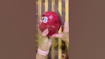 The cleanest way to de-seed a pomegranate 🌱 #trick #tip #hack #pomegranate #bentonoods #fyp