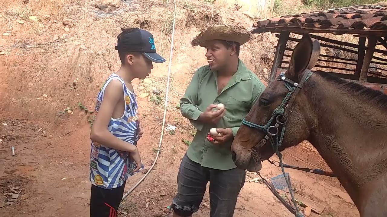 Seu Antônio da uma chicotada em seu Jacó 