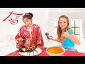 Nastya bereitet traditionelle Gerichte für ihre Freunde zu – Videoserie für Kinder