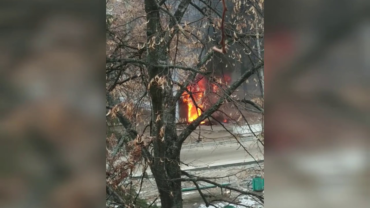 В Днепре на улице Космонавтов  горит хлебный киоск