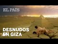 Una pareja se desnuda en la cima de una de las pirámides de Giza