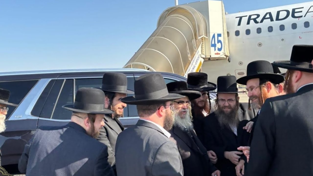 כ"ק האדמו'ר מסאטמאר נפרד מחסידו בשדה התעופה בדרכו חזרה לארה"ב