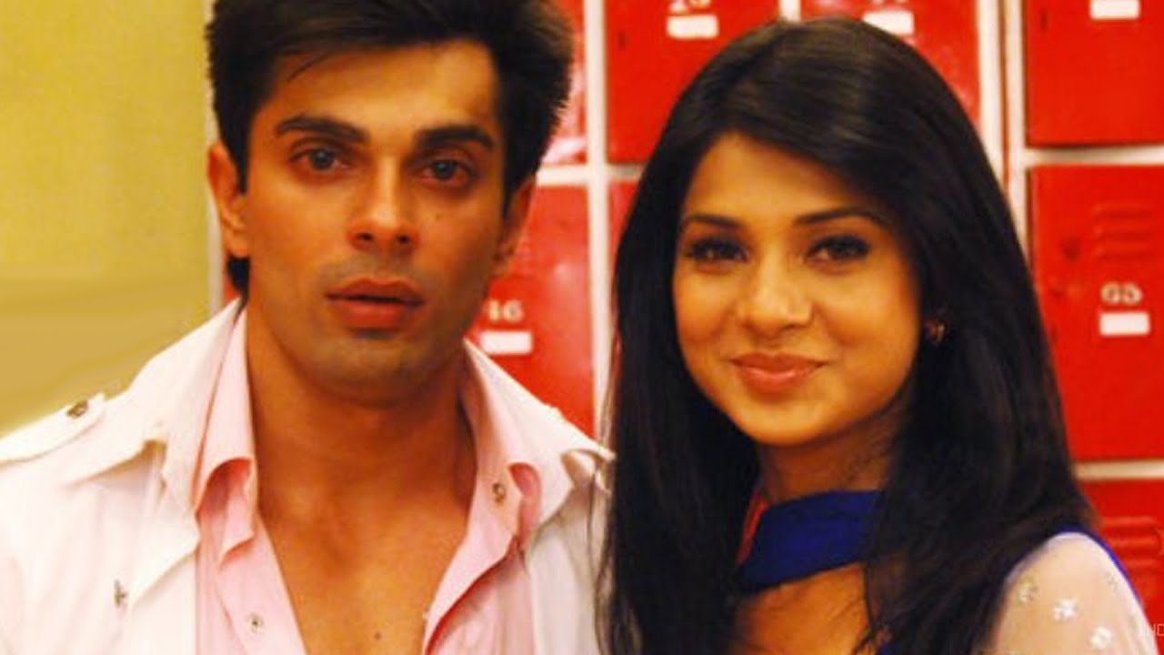 Qubool Hai's Karan Singh Grover KISSES wife Jennifer at an event..!!