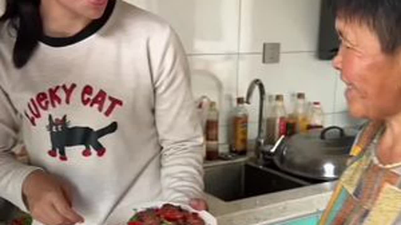 今天姑爷和表哥来给奶奶爸爸她们送端午，妈妈一个劲的催着快点做饭，生怕来不及，妈妈说她炒菜不好吃今天我来炒的菜，给奶奶也叫上了一大家人一起吃饭真热闹。#我的乡村生活 #农村生活 #记录真实生活 #...