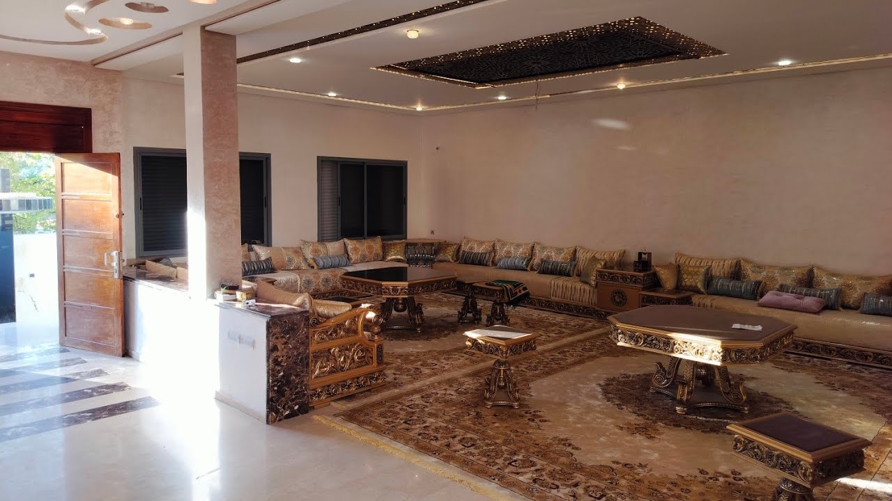 فخامة طريق عين الشقف بامتياز 🔥 مساحة الڤيلا 216 المتر البناء 165 بالإضافة للمسبح♥️0669113135