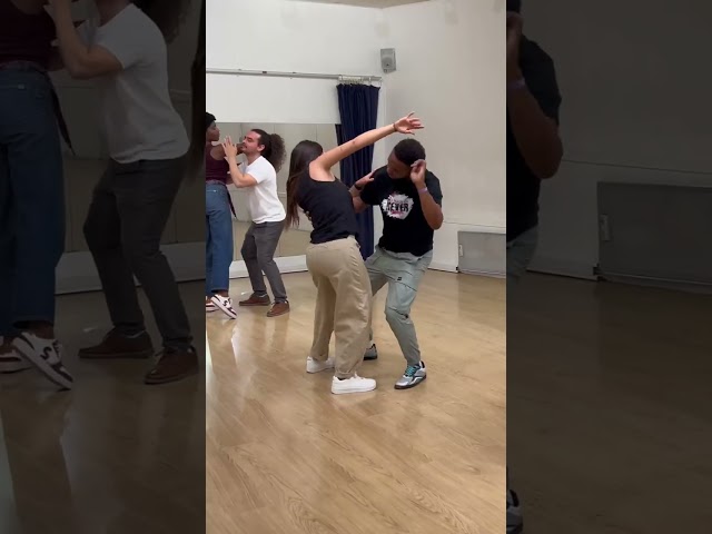 Tous les lundis de 21h30 à 22h30, retrouve Willy chez SalsaNueva pour un cours de Bachata Sensuelle 🔥

Travail de conne