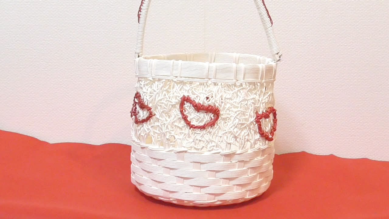 Сумочка с узором в виде сердечек, сшитая из декоративной ленты.