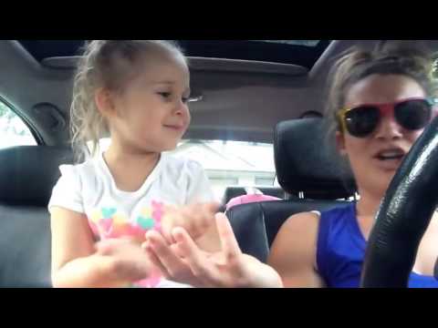 Arabada Sevimli Sevimli Şarkı Söyleyen Anne Ve Kız