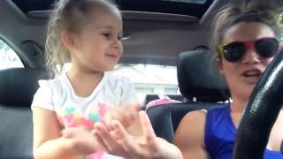 Arabada Sevimli Sevimli Şarkı Söyleyen Anne Ve Kız