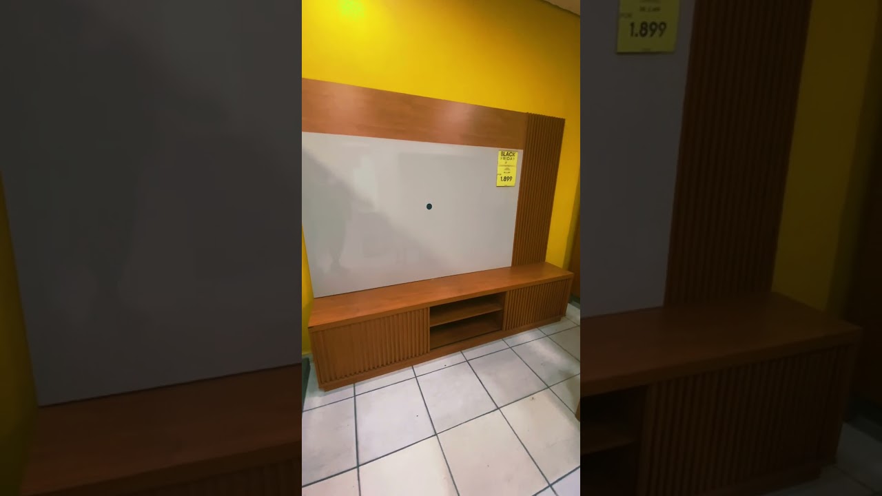 Com um design compacto e elegante a Estante Arezzo Home é perfeita para o seu ambiente!