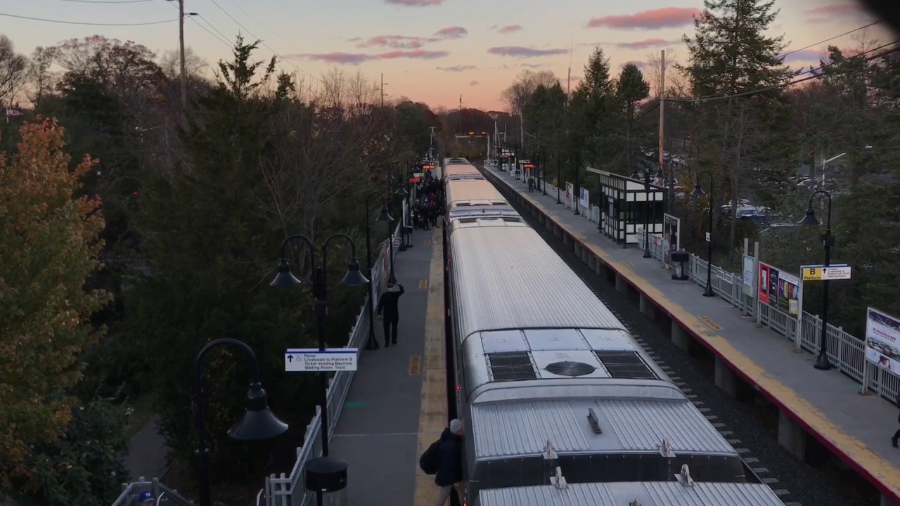LIRR Port Jeff train 655 at Stony Brook with heavy Thanksgiving