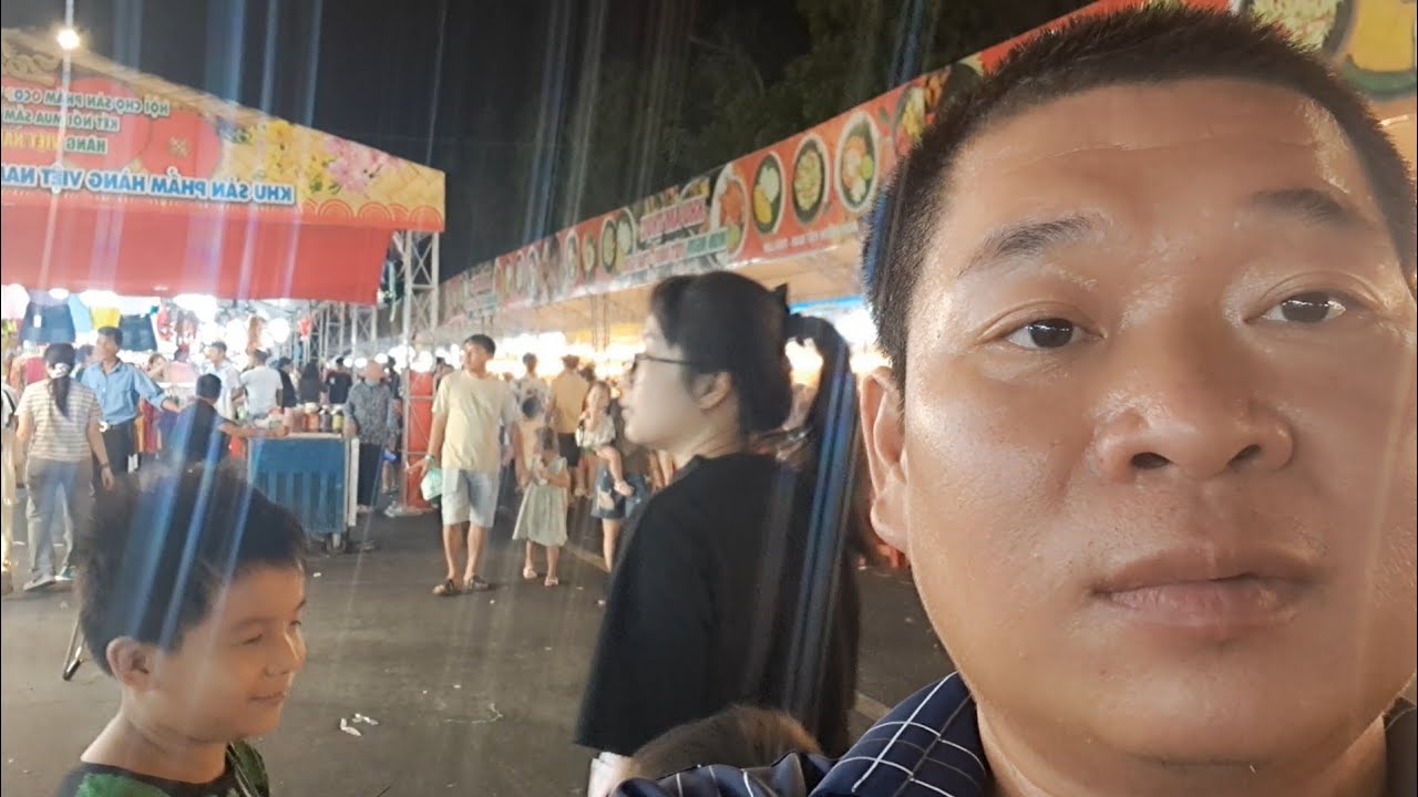 Đi dạo vòng quanh khu mua sắm và ẩm thực quá đông