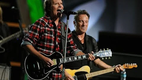 Bruce Springsteen & John Fogerty (CCR) Play Roy Orbison’s “Pretty Woman” at Madison Square Garden