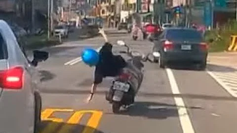 【车祸影片】要超车也不是要刹车也不是，在台湾骑车真不容易（2022.05.29 桃园市中坜区新生路 - 天天要闻