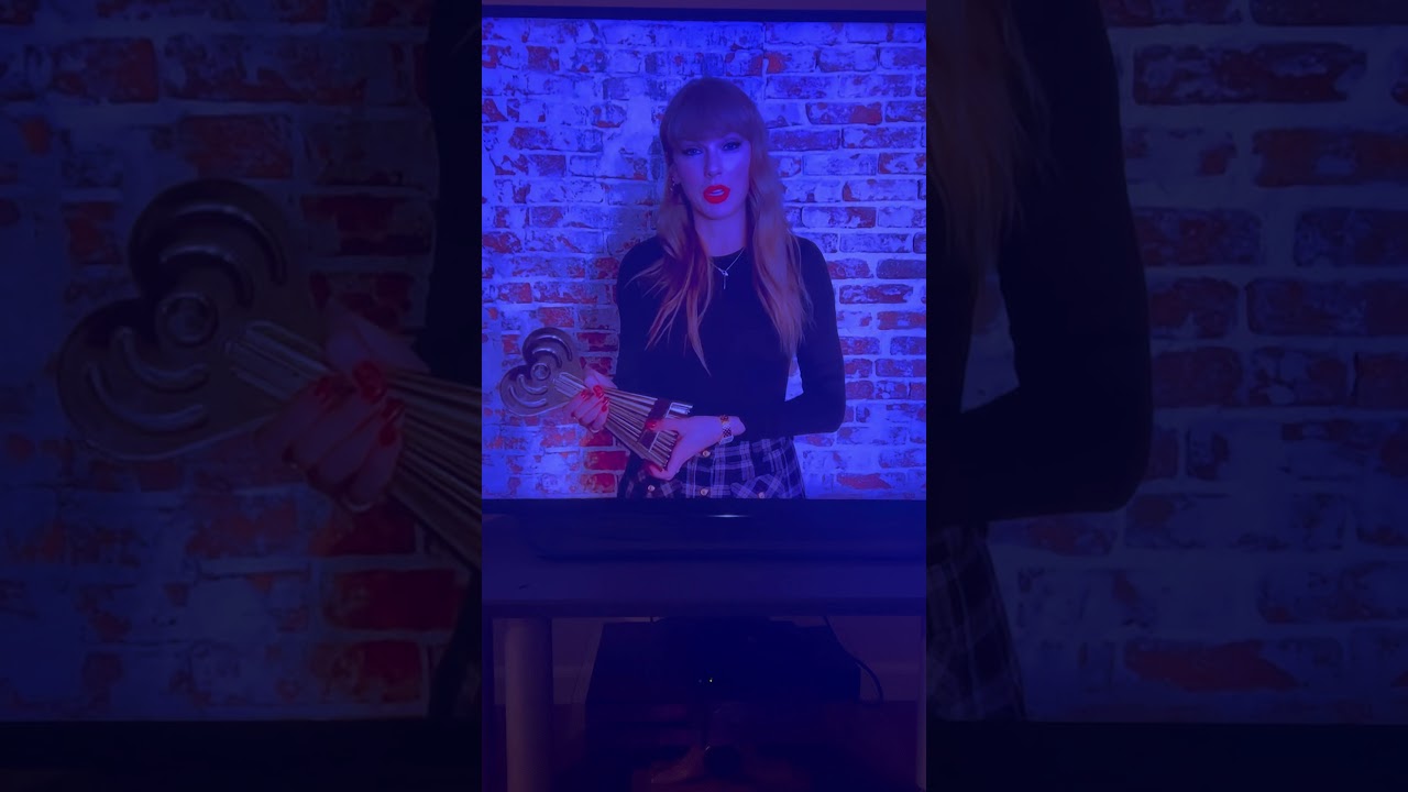 Taylor accepting her iHeart Award ❤️ 