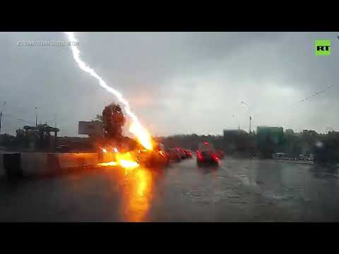 Молния ударила в автомобиль на новосибирской трассе