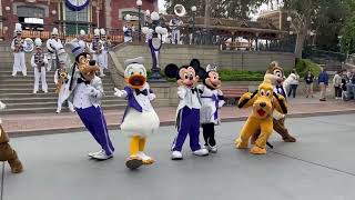 [NEW 2023] Mickey and Friends Dance with the Disneyland Band in Town Square