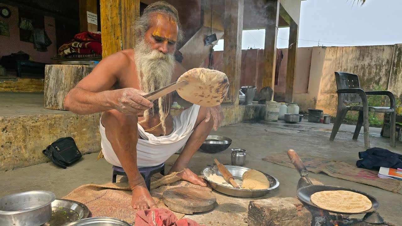 भक्ति भी शक्ति भी श्री नर्मदा तट पर साग-टिक्कड प्रसादी पहलवानी अंदाज मैं महाराज जी का अनोखा व्यायाम 