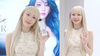 宮脇咲良、『&be』ポップアップストアに来場　青髪ビジュアルのポスター前でポージング披露